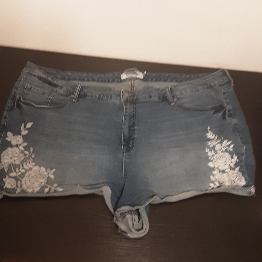 Torrid Jean short tithes embroidered flowers